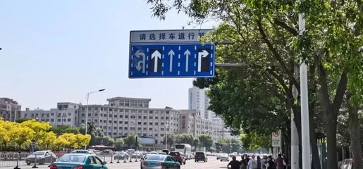 双可变车道如何通行？电子显示屏是关键指南